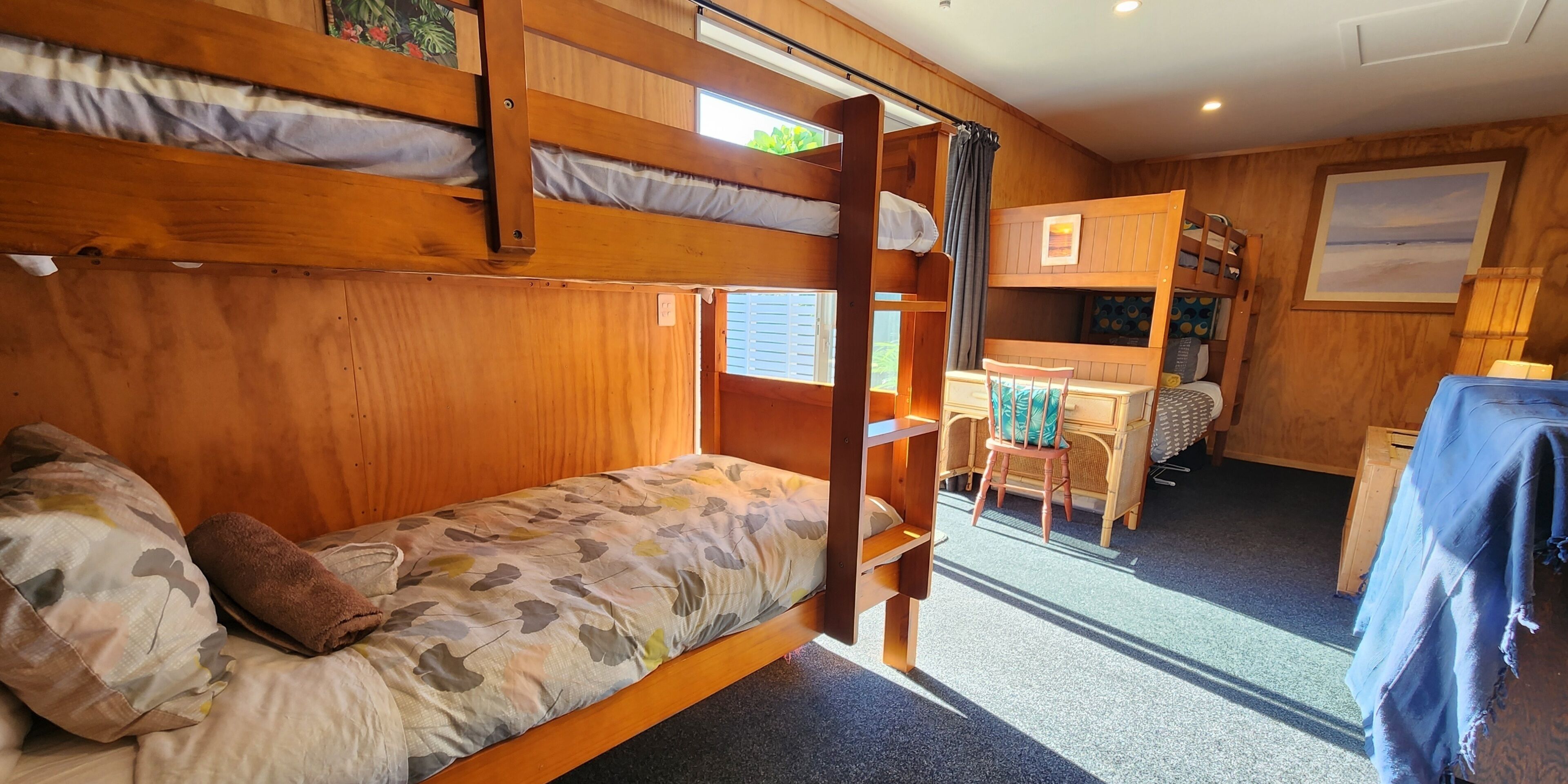1 habitación, tabla de planchar con plancha y cuna de viaje 