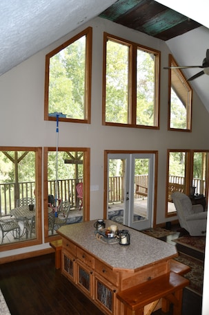 Dining. family friendly, fishing, duck hunting, water sports or boat riding!