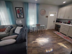 Smart TV - Family-friendly stand alone apartment in a peaceful Suburb . (Burleson)