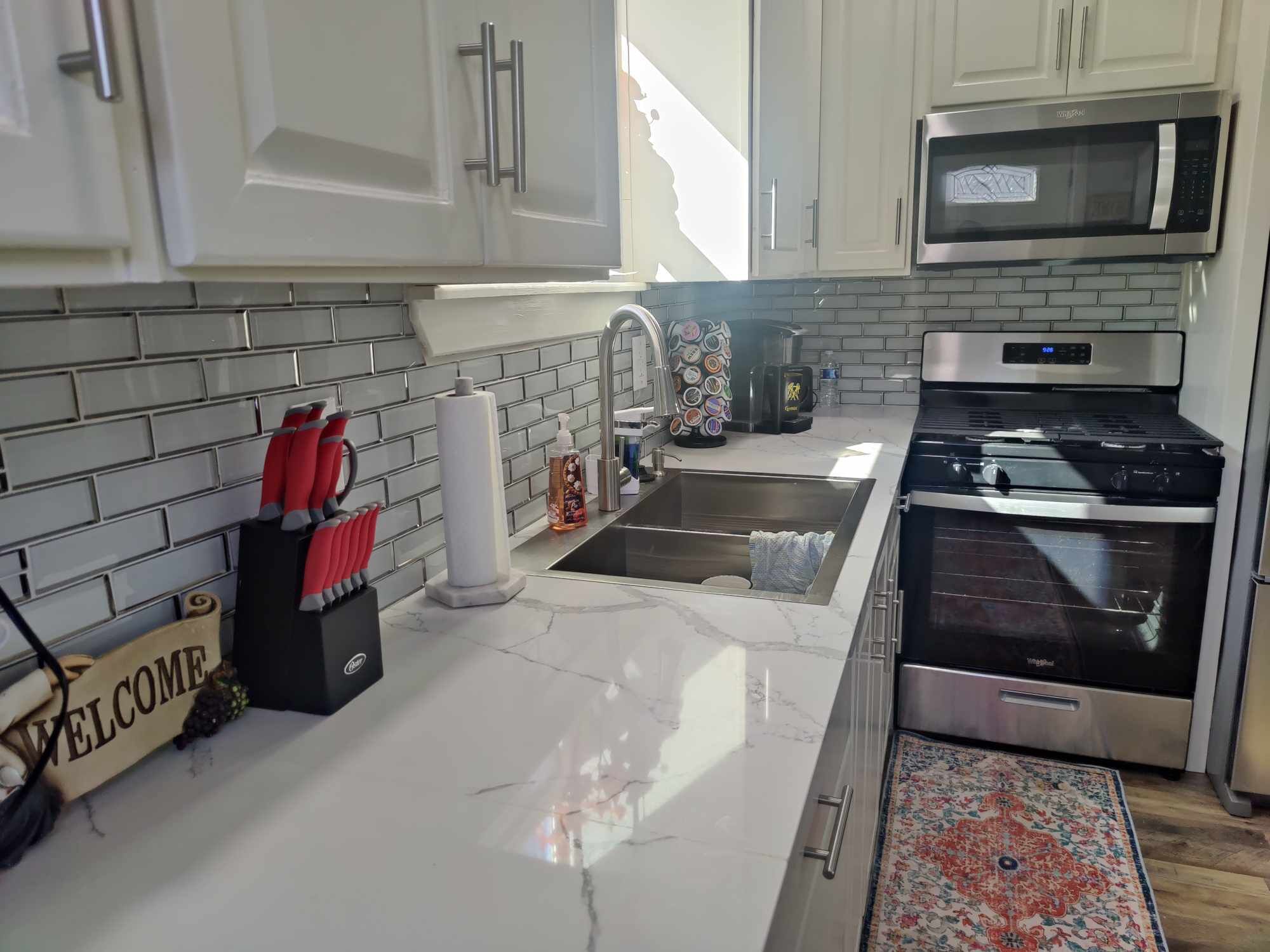 Réfrigérateur, micro-ondes, cafetière/bouilloire, grille-pain