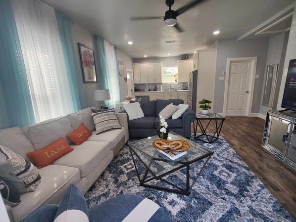 Smart TV - Family-friendly stand alone apartment in a peaceful Suburb . (Burleson)