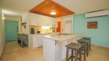 Een koelkast, een magnetron, een oven, een kookplaat