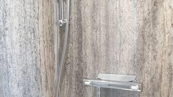 Dusche, Haartrockner, Handtücher, Seife