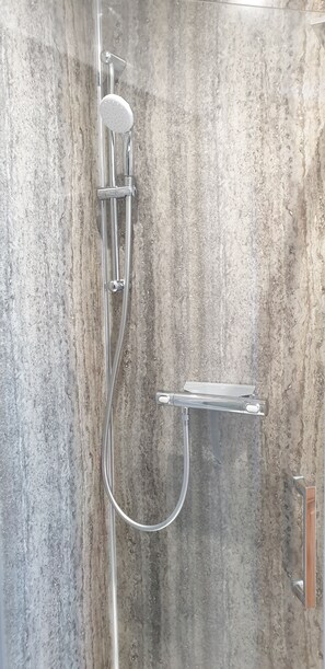 Chuveiro, secador de cabelo, toalhas de banho, sabonete