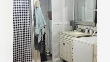Douche, sĂšche-cheveux, serviettes fournies, savon