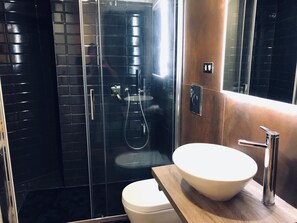 Doccia, asciugacapelli, asciugamani, sapone