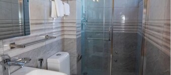 One Bedroom Apartment - Located 5 minutes away from the Airport.