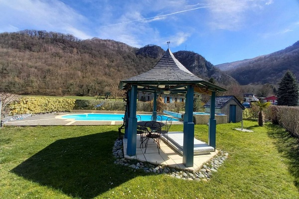 Una piscina al aire libre, una piscina climatizada