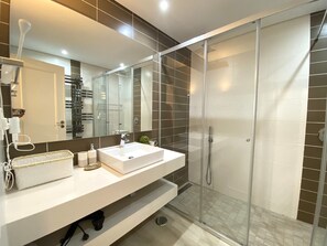 Badewanne, Haartrockner, Handtücher