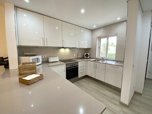Kühlschrank, Mikrowelle, Ofen, Geschirrspüler