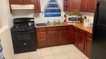 KĂŒhlschrank, Mikrowelle, Ofen, Herdplatte