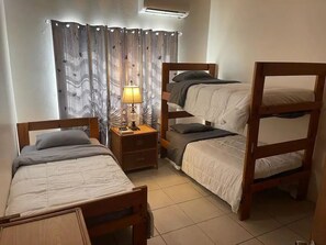 3 soverom, safe på rommet, skrivebord og strykejern/-brett