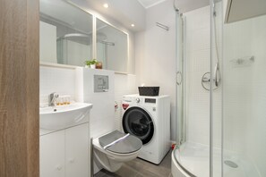 Shower, towels - Beautiful Apartment in Poznań by Renters (Poznan)