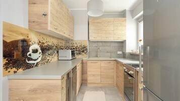 Microwave, dishwasher, cookware/dishes/utensils