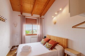 4 bedrooms, iron/ironing board, travel cot, free WiFi