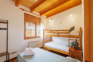 4 Schlafzimmer, Bügeleisen/Bügelbrett, Reisekinderbett, kostenloses WLAN