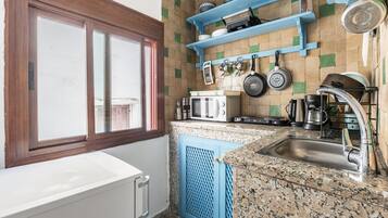 Rumah | Dapur pribadi | Lemari es, microwave, mesin espresso, dan ketel listrik