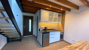 Fridge, oven, stovetop, coffee/tea maker