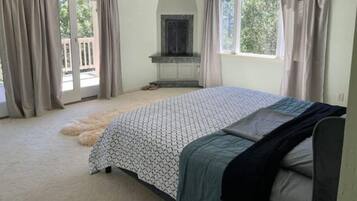 4 bedrooms, desk, iron/ironing board, travel crib