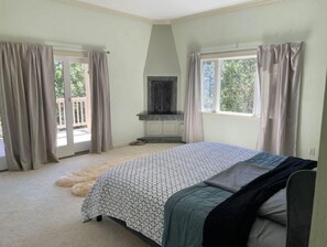 4 bedrooms, desk, iron/ironing board, travel cot
