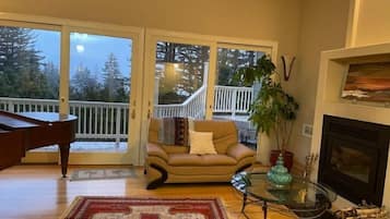 Smart TV, chimenea, futbolito y tenis de mesa