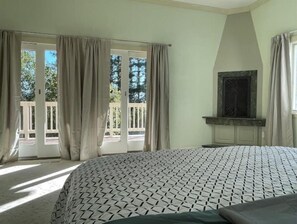 4 habitaciones, escritorio y tabla de planchar con plancha 