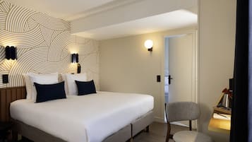 Familiekamer | Individueel gedecoreerd, individueel gemeubileerd, een bureau