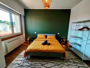 3 Schlafzimmer, Schreibtisch, Bügeleisen/Bügelbrett, Reisekinderbett