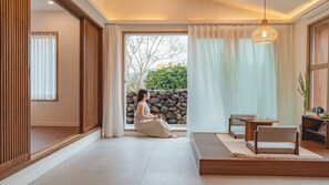 Premium House | Living area | 50-inch Smart TV with digital channels, Netflix, toys - Seonheul an (Jeju City)