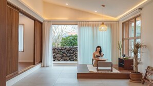Premium House | Ruang tamu | 50 inci sebuah televisyen pintar dengan digital, Netflix, mainan