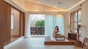 Premium House | Living area | 50-inch Smart TV with digital channels, Netflix, toys - Seonheul an (Jeju City)