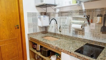 Vil·la | Cuina privada | Frigorífic, microones i utensilis de cuina, vaixella i coberteria