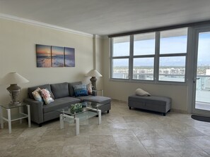 Smart TV, table tennis - Oceanfront Penthouse Condo (Hollywood)