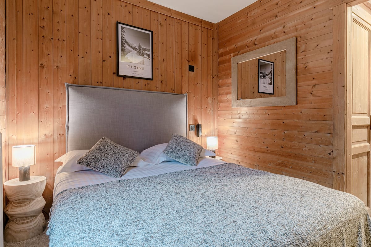 1 habitación, decoración personalizada, muebles diferentes y escritorio