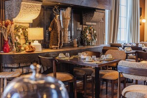 Desayuno buffet diario (EUR 16 por persona)