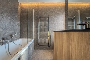 Comfort Twin Room | Bathroom | Free toiletries, hair dryer, towels - Le Chalet d'Antoine (Megeve)