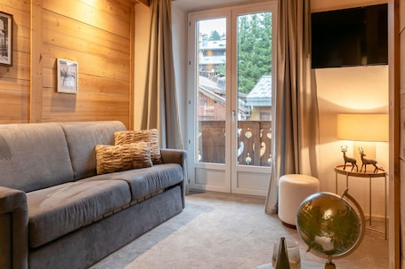 Suite familiar | 1 habitación, decoración personalizada, muebles diferentes y escritorio