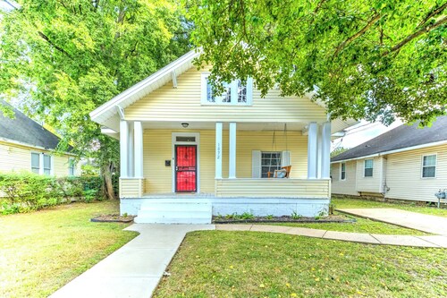 Updated Midtown Bungalow • Walk to Cooper-Young Dining • Sleeps 7 • Close to All