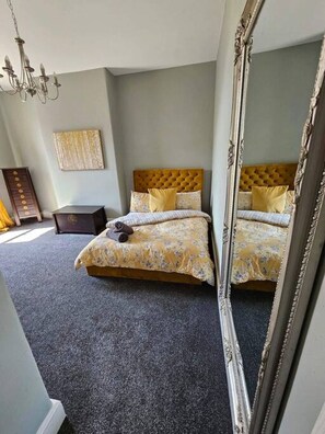 7 bedrooms, desk, iron/ironing board, travel crib - Beautiful Victorian Townhouse  (Anfield)