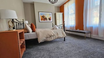 7 Schlafzimmer, Schreibtisch, Bügeleisen/Bügelbrett, Reisekinderbett