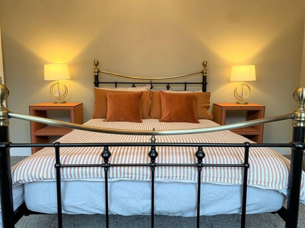 7 Schlafzimmer, Schreibtisch, Bügeleisen/Bügelbrett, Reisekinderbett