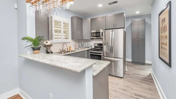 Coffee/tea maker, fridge, microwave, oven - Walk to Museums Apartment - Near Med Center, DT, Rice, & UH (Houston)