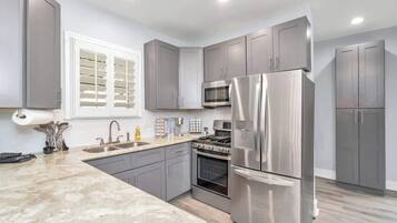 Jääkaappi, mikroaaltouuni, uuni, liesi