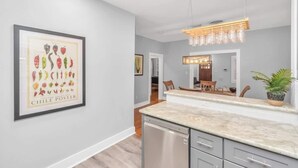 Coffee/tea maker, fridge, microwave, oven - Walk to Museums Apartment - Near Med Center, DT, Rice, & UH (Houston)