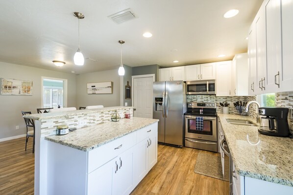 Mikrowelle, Ofen, Herdplatte, Geschirrspüler