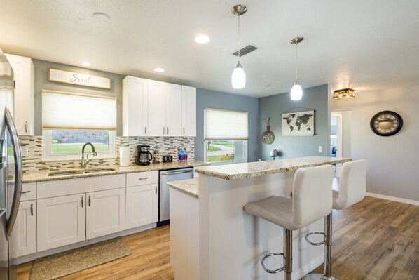 Microwave, oven, stovetop, dishwasher - 4 Bedroom Pool House in Heart of Sarasota (Sarasota)