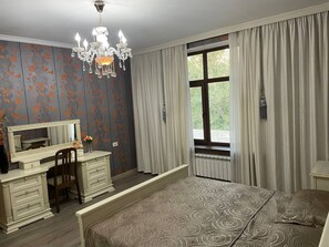 Economy-Doppelzimmer | Laptopgeeigneter Arbeitsplatz, Verdunkelungsvorhänge, kostenloses WLAN