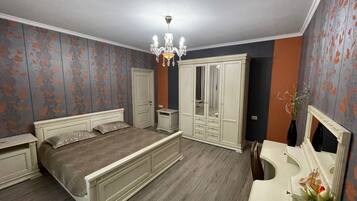 Laptop workspace, blackout curtains, free WiFi