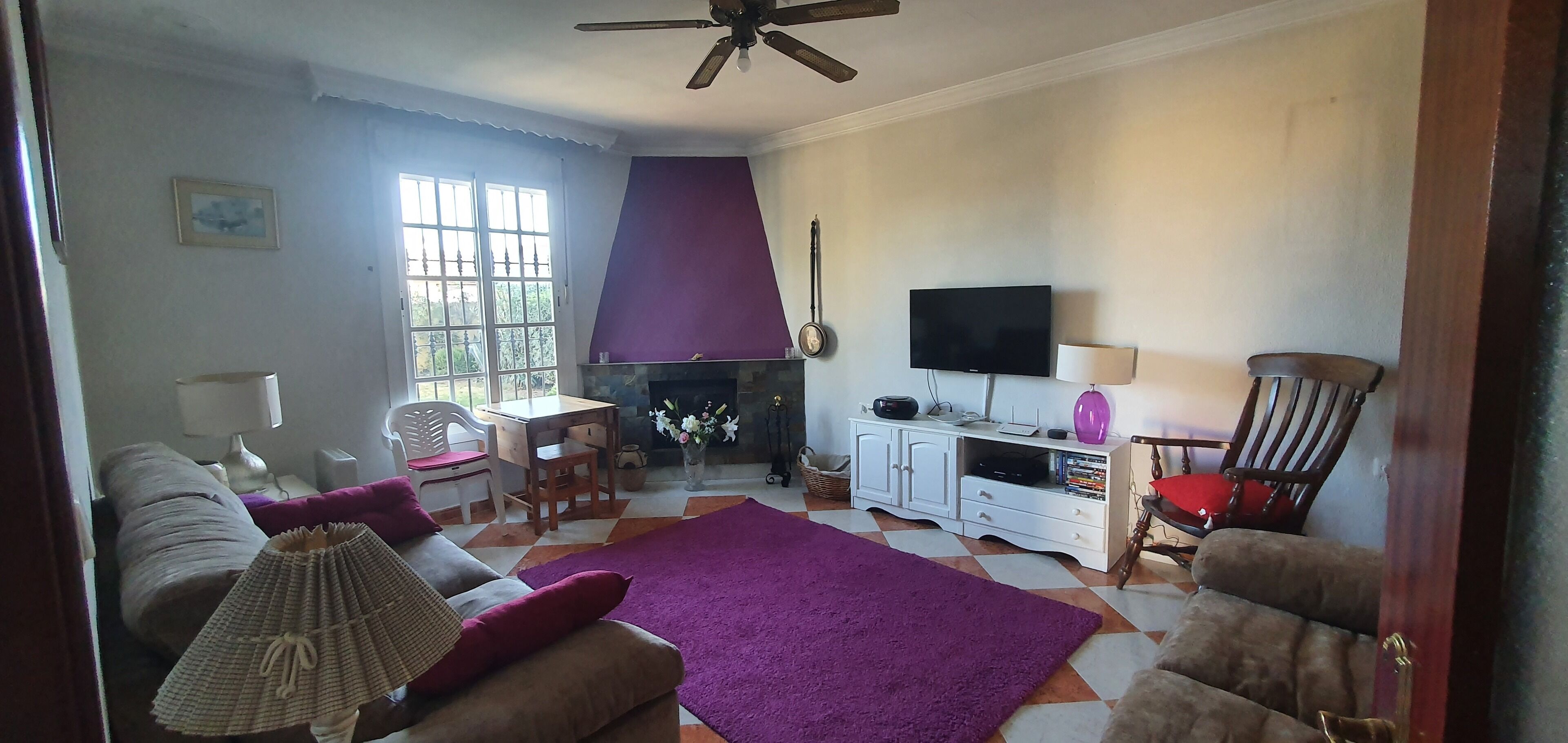 Een televisie, een open haard, een dvd-speler en boeken