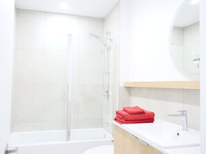 Hair dryer, towels, soap, toilet paper - Beau Logement au Coeur de Hochelaga (Montréal)